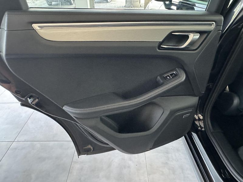 Porsche Macan (2015) 3,6 V6 Turbo CHRONO BOSE - fotka 18 z 35