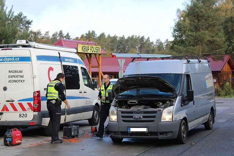 Do jihočeského měření emisí a kontrol u hotelu Sloup na silnici I/3 (bývalá E55) se zapojili policisté krajské dopravní policie, z dálničního oddělení Borek a táborští dopraváci. Vozidla se řidiči naváděli také z blízké dálnice D3.