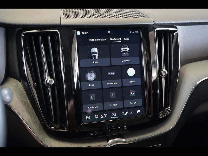 Volvo XC60 T8 PLUS Dark, Ventilace, 360° - fotka 33 z 48