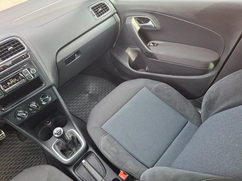 Volkswagen Polo (2012) 1.4i 63kW STYLE -VÝBAVA! - fotka 13 z 37