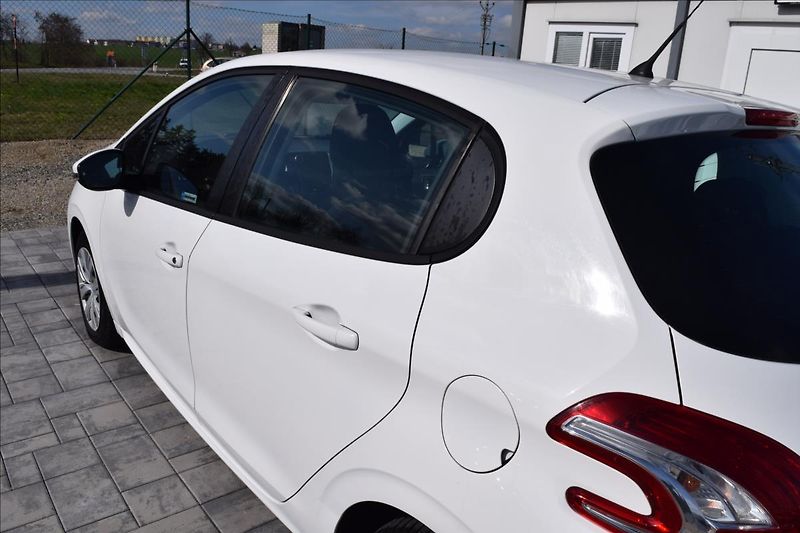 Peugeot 208 1,4 HDi 50KW NÍZKÉ KM KLIMA - fotka 11 z 50