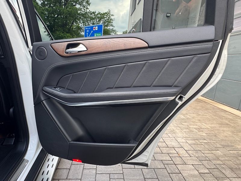 Mercedes-Benz GL (2014) 500 4MATIC - fotka 12 z 42
