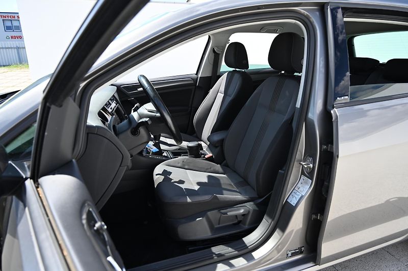 Volkswagen Golf 1.2TSI 81KW BMT rezervace - fotka 23 z 46
