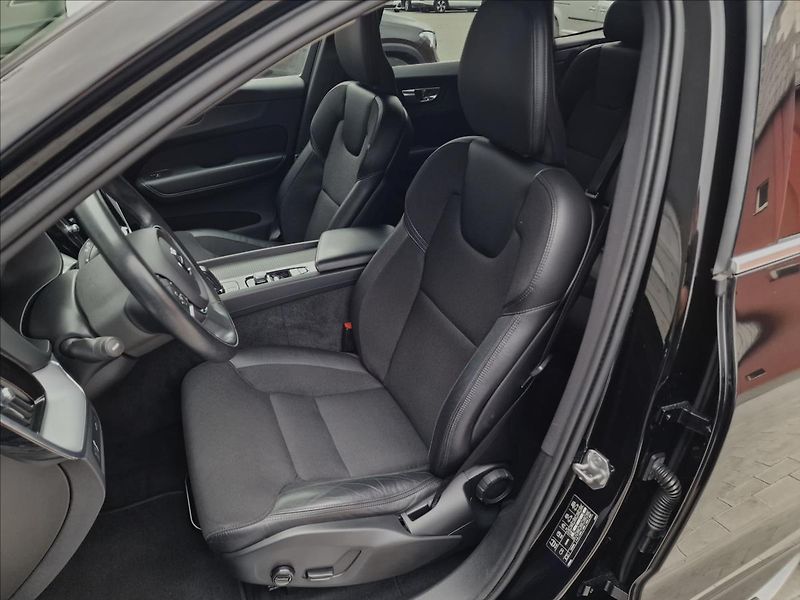 Volvo XC60 B4 145kW AWD Momentum Pro,ČR - fotka 35 z 50