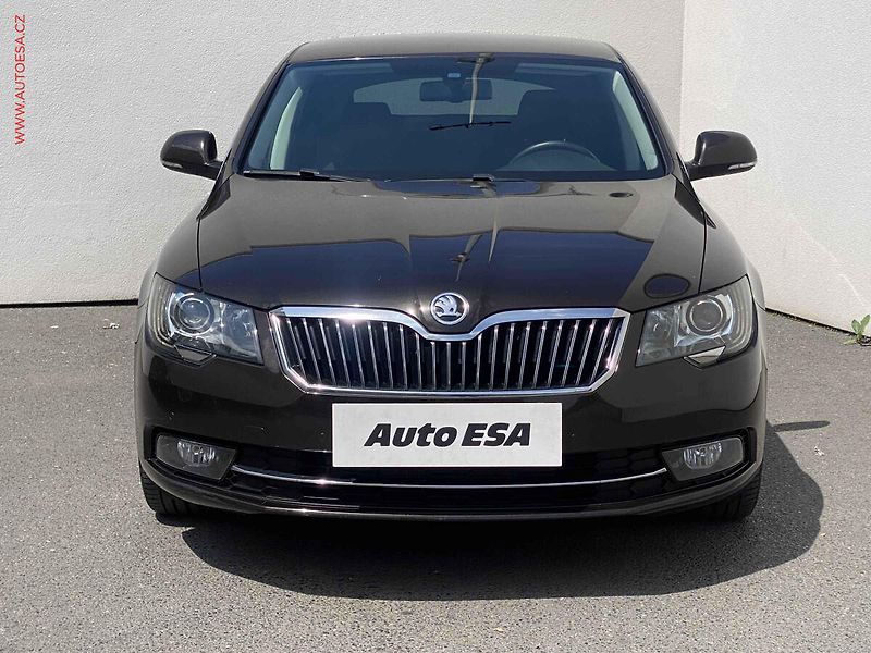 Škoda Superb (2015) 2.0TDi, ČR, AC, bixen, park - fotka 2 z 19