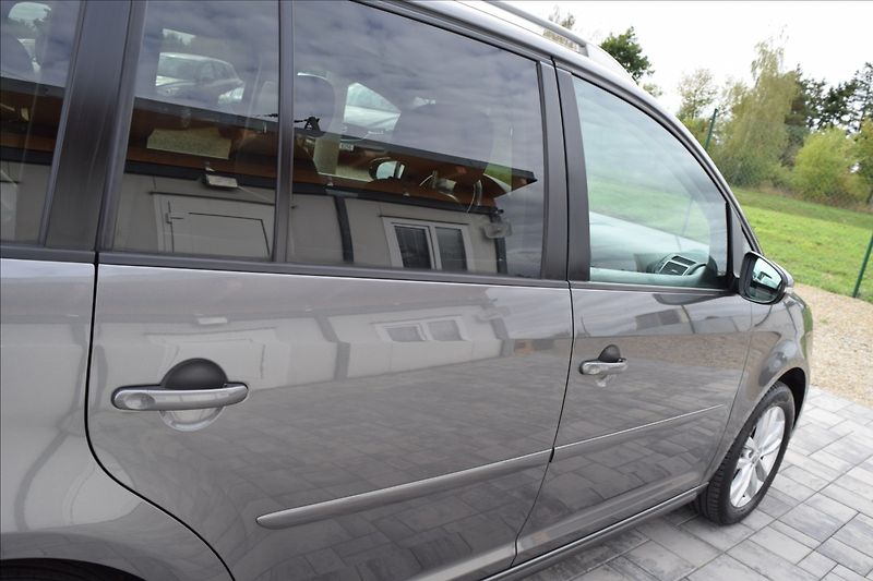 Volkswagen Touran 1,6 d 77KW BIXENON TAŽNÉ - fotka 7 z 40