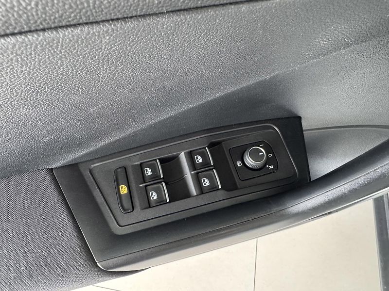 Volkswagen T-Roc 2,0TDI 110kW*STYLE*REZERVACE! - fotka 25 z 28