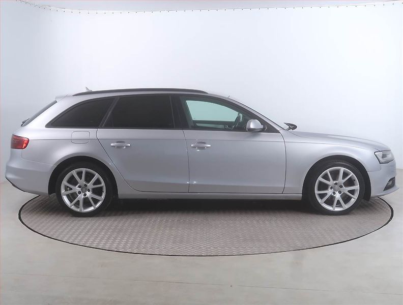 Audi A4 (2015) Attraction 2.0 TDI, 4X4 - fotka 6 z 15
