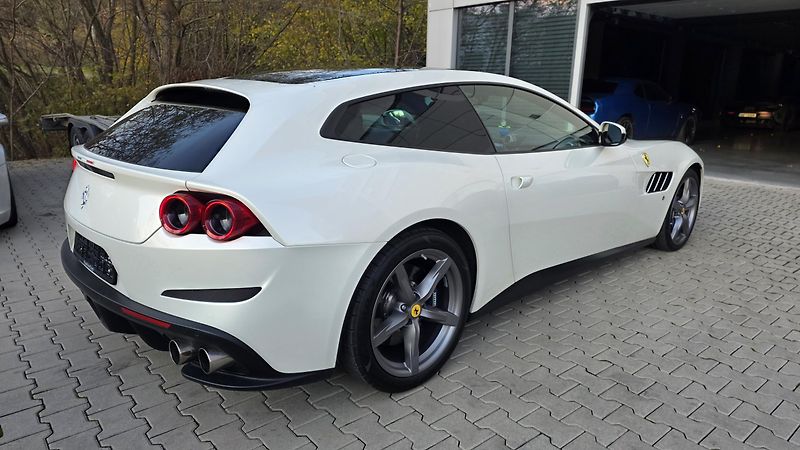 Ferrari GTC4 Lusso (2016) V12 SERVIS FERRARI - fotka 3 z 13