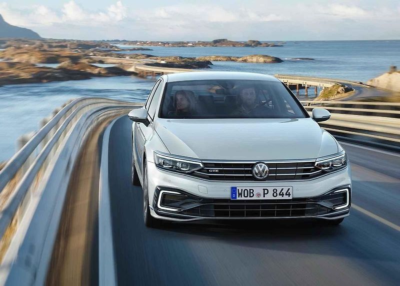 V Praze kromě elektromobilů zaparkují zdarma už jen hybridy do zásuvky.
