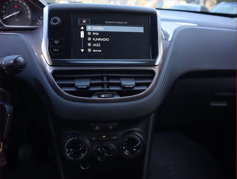 Peugeot 2008 (2013) 1.2 VTi, Serv.kniha, Navi - fotka 12 z 17