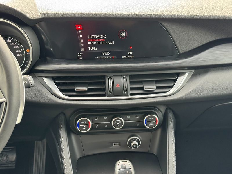 Alfa Romeo Stelvio (2018) 2.0 T 206 KW Q4 AT ZF8 SUPER - fotka 19 z 31