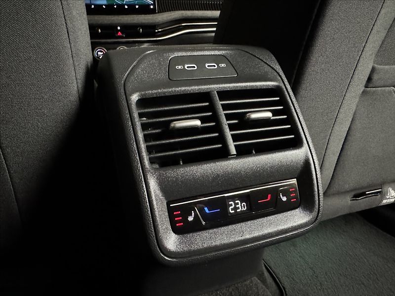 Škoda Superb 2,0 TDi  DSG Selection Assist - fotka 16 z 50