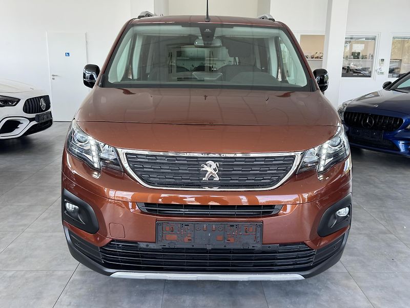 Peugeot Rifter (2022) 1,2 Aut. Allure Pack 7.Míst L2 - fotka 2 z 25