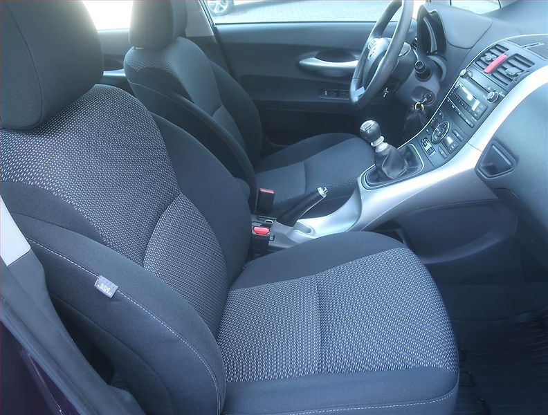 Toyota Auris (2011) 1.6 Valvematic, Tempomat - fotka 9 z 14