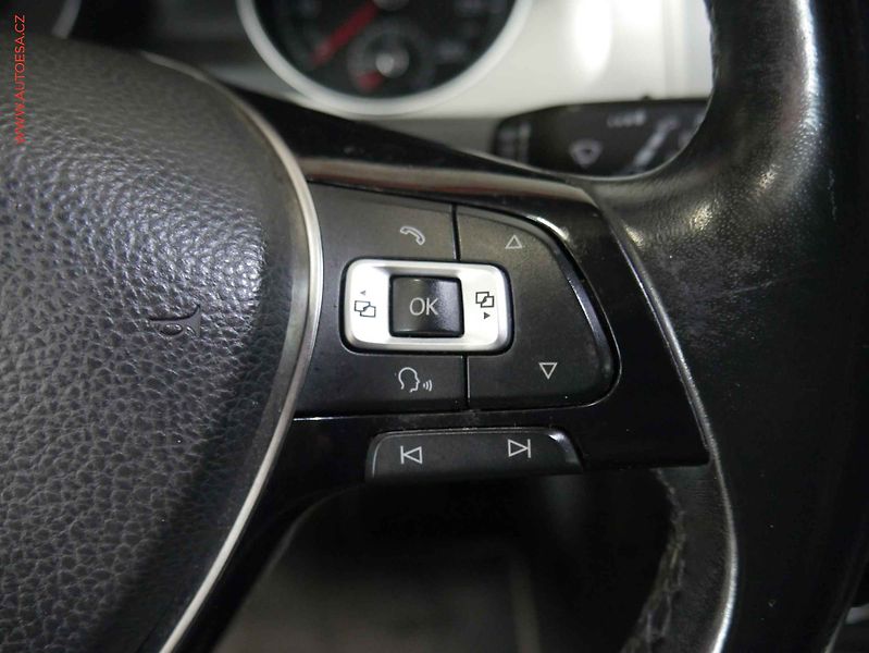 Volkswagen Golf (2015) 1.6TDi, Navi, panor - fotka 17 z 19