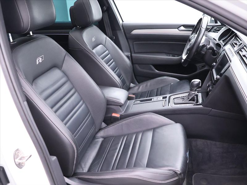 Volkswagen Passat 2,0 TSI 206kW R-line Highline - fotka 14 z 45