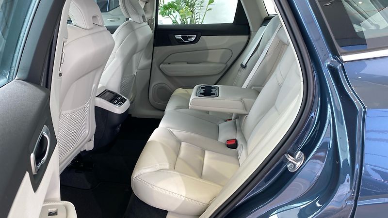 Volvo XC60 (2026) ULTRA BRIGHT, B5 AWD, 184+10 k - fotka 11 z 15