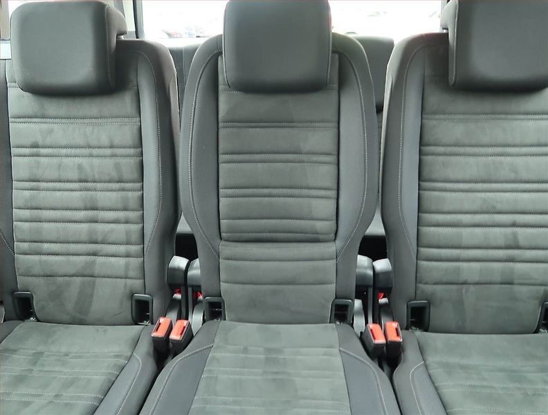 Volkswagen Touran (2016) 2.0 TDI, Automat, 7 míst, Navi - fotka 10 z 19