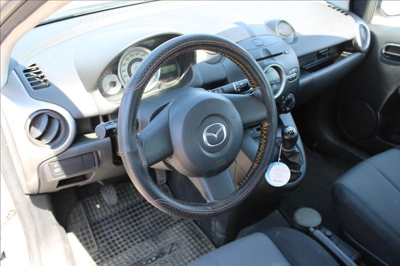 Mazda 2 1,3 i  STK 3/2027, KLIMA - fotka 10 z 20