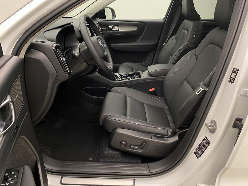 Volvo XC40 (2026) B4 AUT DARK PLUS - fotka 3 z 65