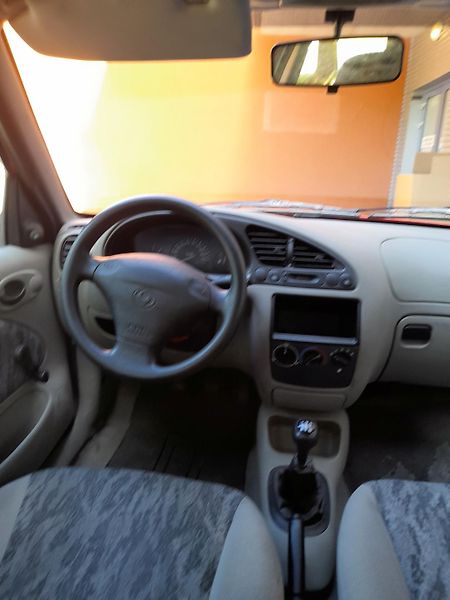 Mazda 121 (1997) - fotka 9 z 10