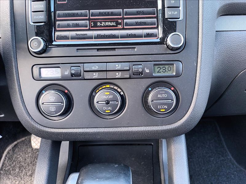 Volkswagen Golf 1,6 75kw,AUTOMAT,SERVISKA - fotka 28 z 35