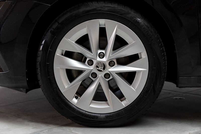 Škoda Octavia 2.0 TDI KAMERA*KESSY*ACC*DPH* - fotka 34 z 39