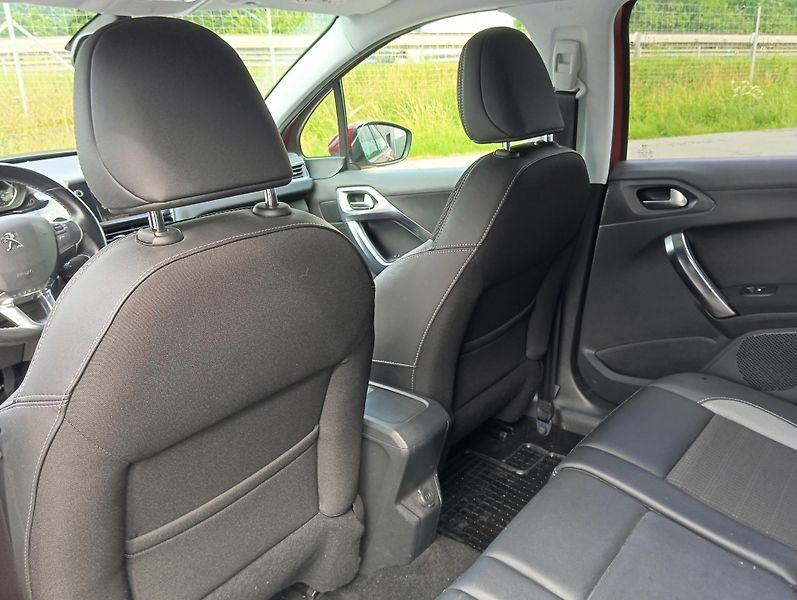 Peugeot 2008 (2018) ALLURE 130k MAN6 - fotka 22 z 27