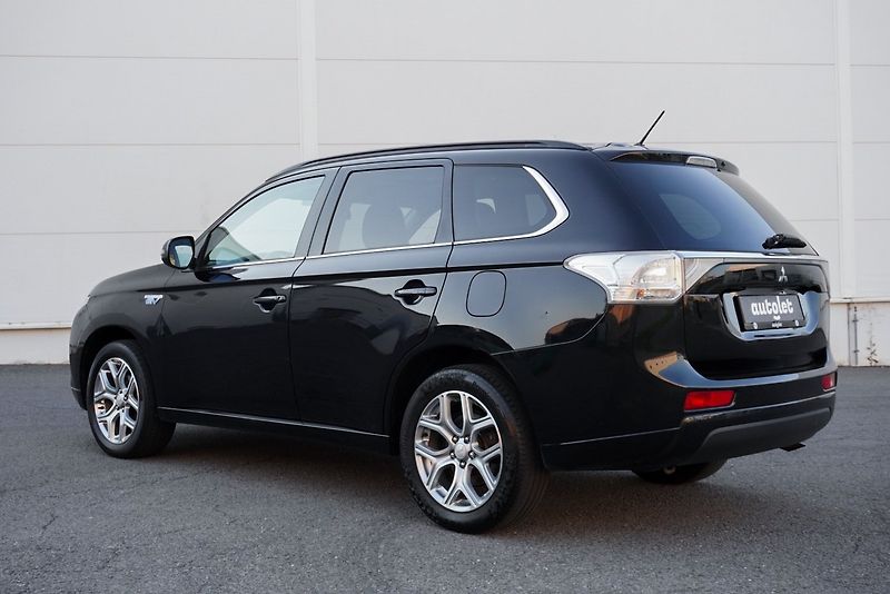 Mitsubishi Outlander 2.0 PHEV 4x4 - fotka 9 z 34