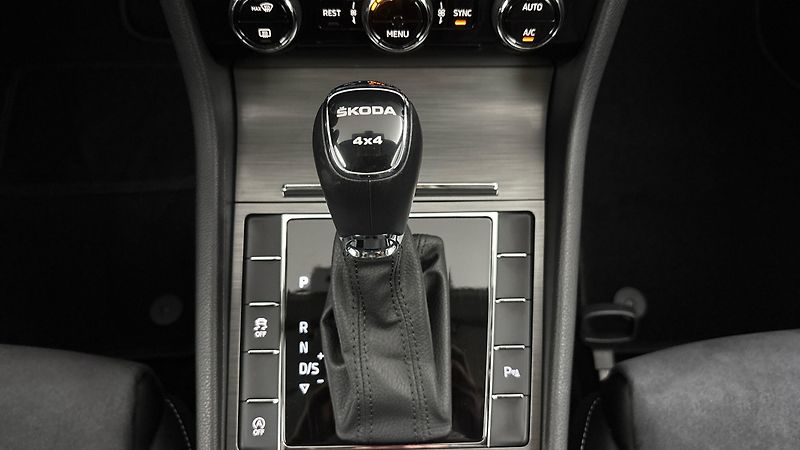Škoda Superb 2.0 TDI DSG 4x4 Style - fotka 22 z 25