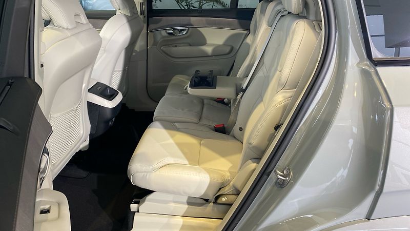 Volvo XC90 (2025) PLUS DARK, T8 AWD, 228+107 kW - fotka 11 z 15