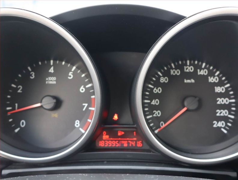 Mazda 3 (2010) 1.6, Tempomat, Vyhř. sedaček - fotka 11 z 16