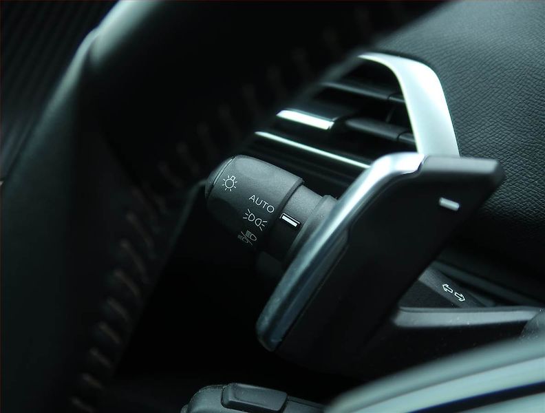 Peugeot 5008 (2022) PureTech 130 - fotka 16 z 25