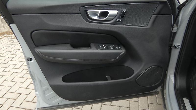 Volvo XC60 B4 mHEV AWD Plus Dark - fotka 8 z 23