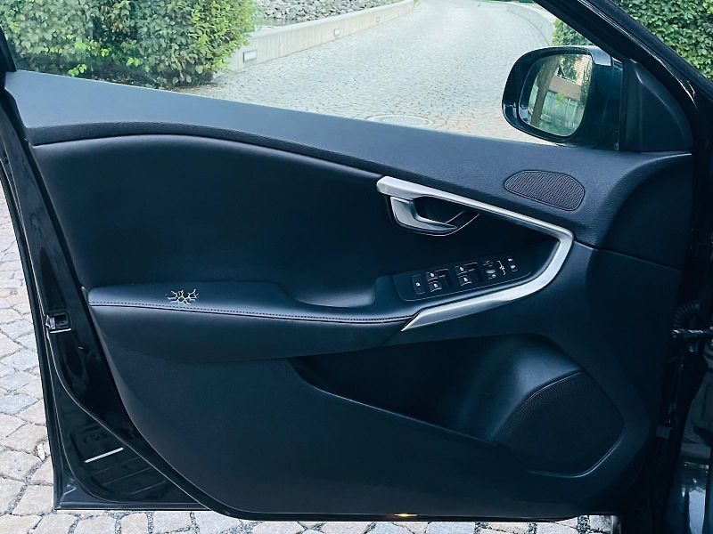Volvo V40 2.0D3 MANUÁL CROSS SERVISKA  - fotka 30 z 43