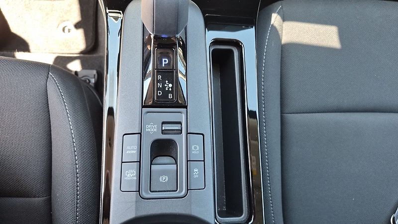 Toyota Prius 2.0PHEV Prestige Skyview - fotka 20 z 30