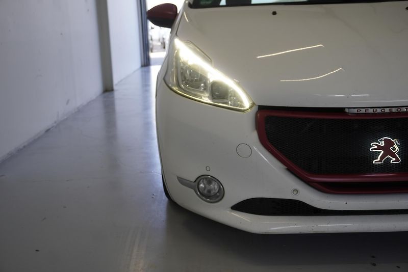 Peugeot 208 1,6 GTI 147kW THP - fotka 10 z 29