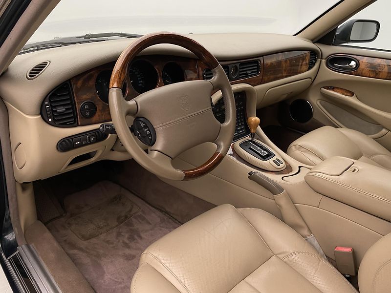 Jaguar XJ V8 4.0 SOVEREIGN AUT - fotka 4 z 31