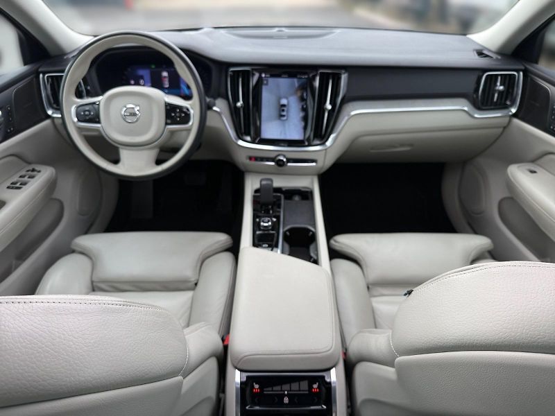 Volvo S60 (2023) ULTIMATE DARK B5 184kW AWD TAŽ - fotka 9 z 11