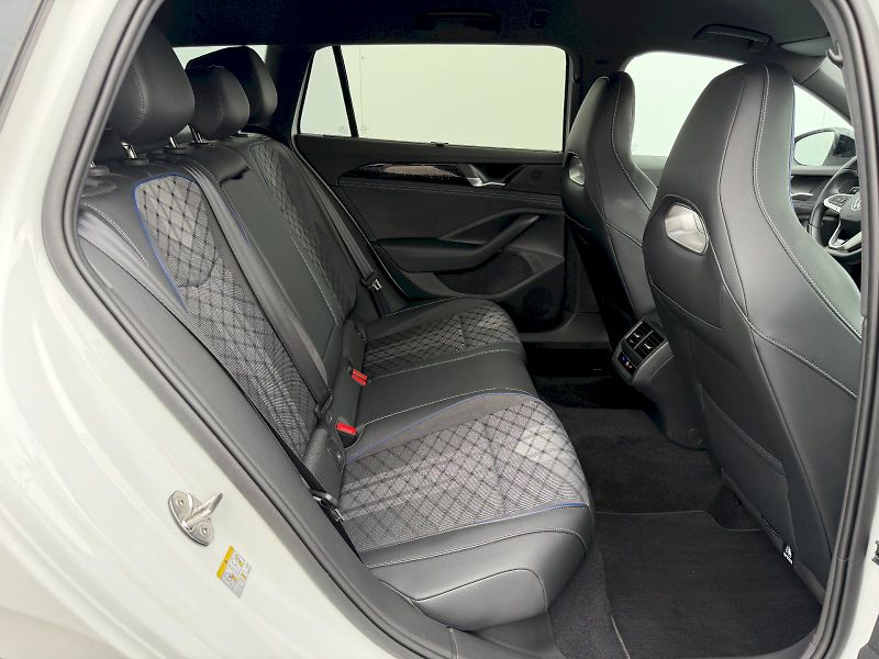 Volkswagen Passat (2024) 2.0 TDI 110 kW R-LINE - fotka 26 z 35