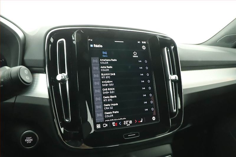 Volvo XC40 (2023) B3 - fotka 9 z 17