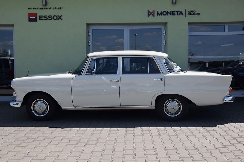 Mercedes-Benz 200 (1968) 200D  - fotka 11 z 31