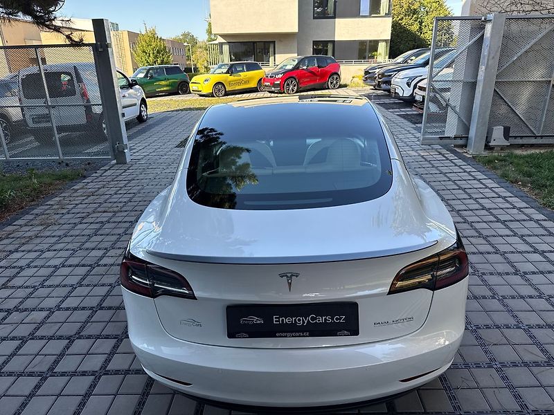 Tesla Model 3 Performance - fotka 36 z 39