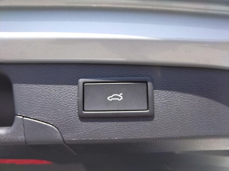 Volkswagen Passat R-Line 2,0 TSI 150 kW - fotka 26 z 28