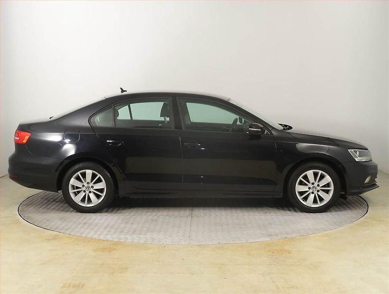 Volkswagen Jetta (2015) 1.2 TSI, Park. senzory - fotka 6 z 20