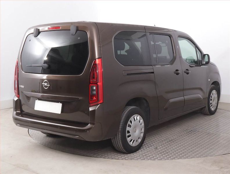 Opel Combo (2020) Maxi Edition 1.2 Turbo, 7Míst - fotka 5 z 17