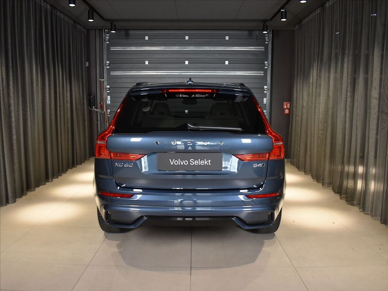 Volvo XC60 2,0 B4 AWD Plus dark Bezklíč - fotka 5 z 23