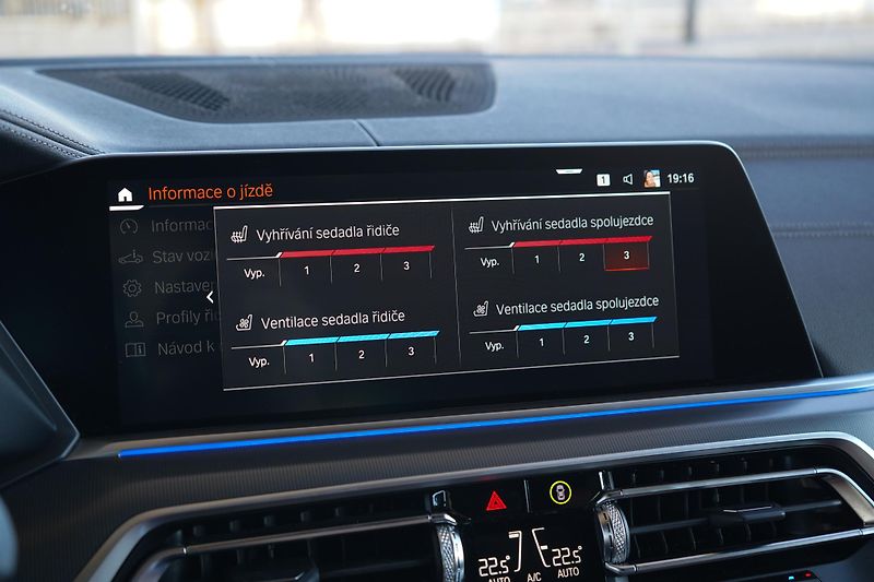 BMW X5 (2022) BMW X5 M50i - fotka 33 z 50