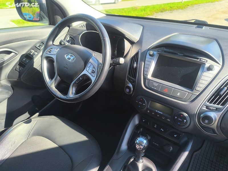 Hyundai ix35 2.0D4X4,90KM,MAX VÝBAVA,KRÁSNÝ - fotka 13 z 27